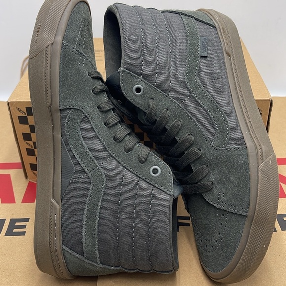 Vans • Men’s Bmx Sk8-Hi Dark Gray/Gum
VN0005V0BFD
Sneakers - Picture 11 of 16